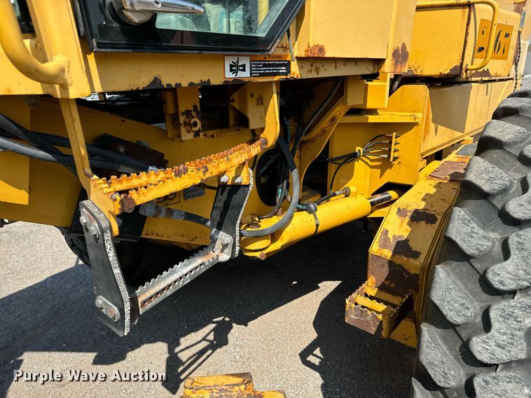 image for item DO1703 2001 John Deere  772CH motor grader