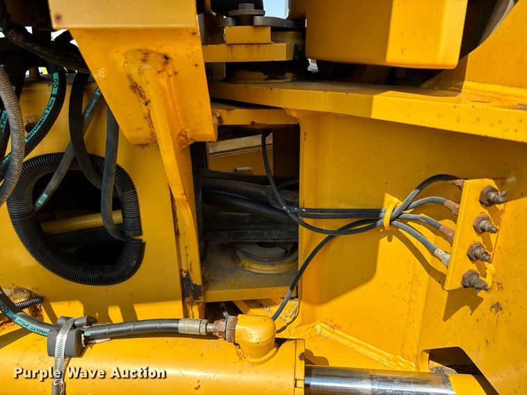 image for item DO1703 2001 John Deere  772CH motor grader