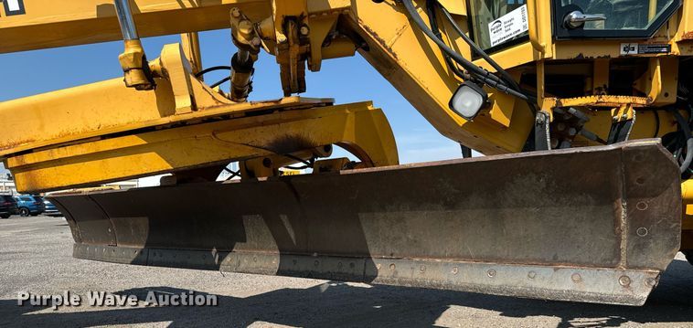 image for item DO1703 2001 John Deere  772CH motor grader