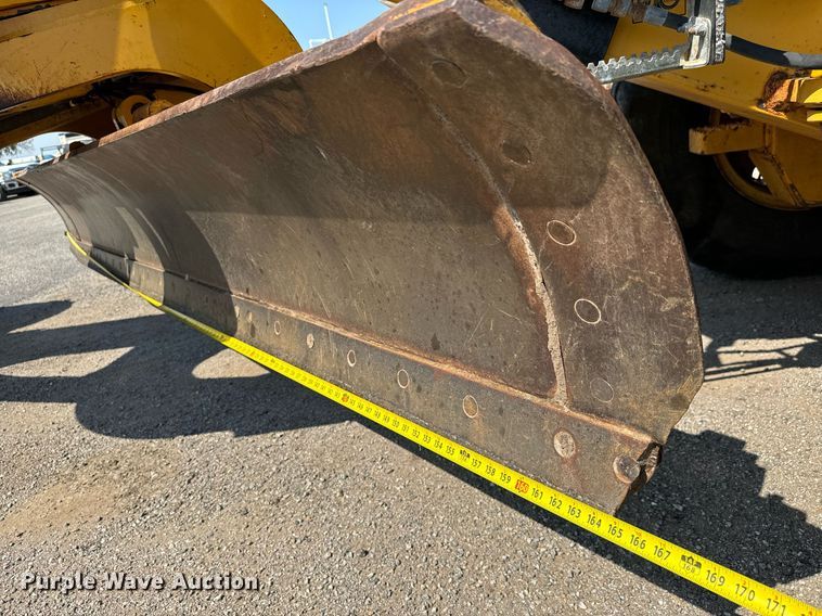 image for item DO1703 2001 John Deere  772CH motor grader