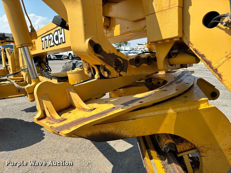 image for item DO1703 2001 John Deere  772CH motor grader
