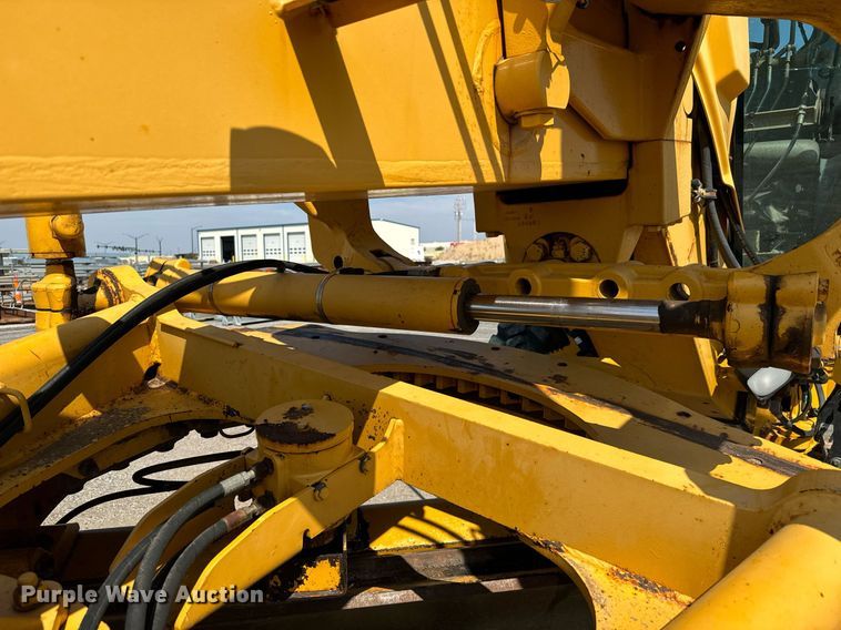 image for item DO1703 2001 John Deere  772CH motor grader