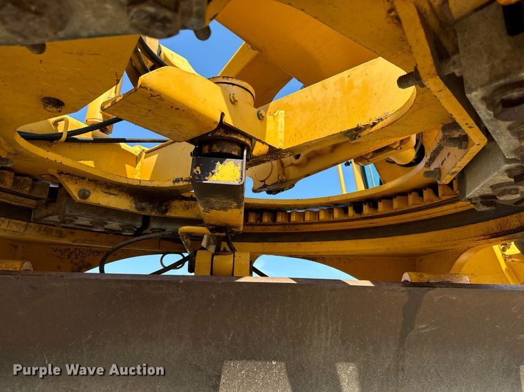 image for item DO1703 2001 John Deere  772CH motor grader