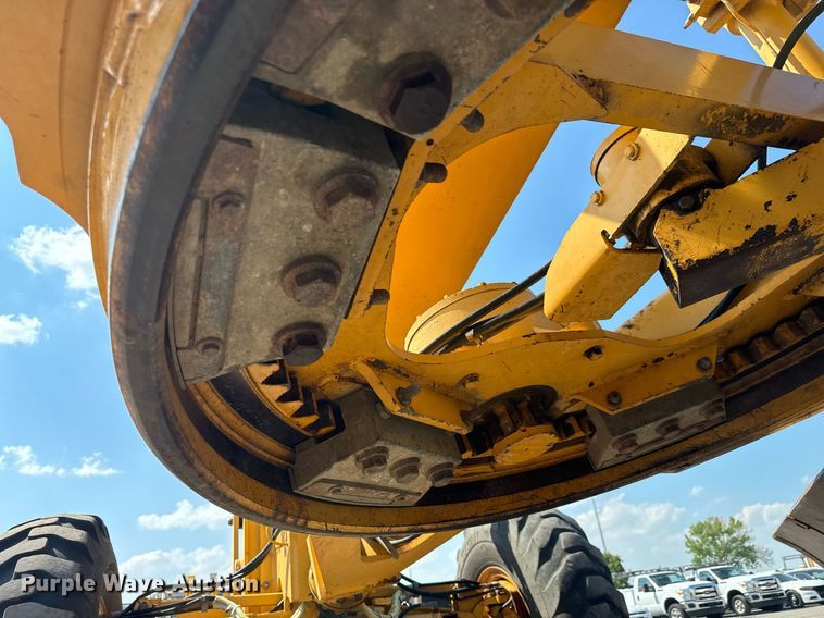 image for item DO1703 2001 John Deere  772CH motor grader