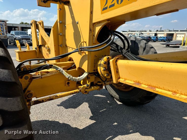 image for item DO1703 2001 John Deere  772CH motor grader