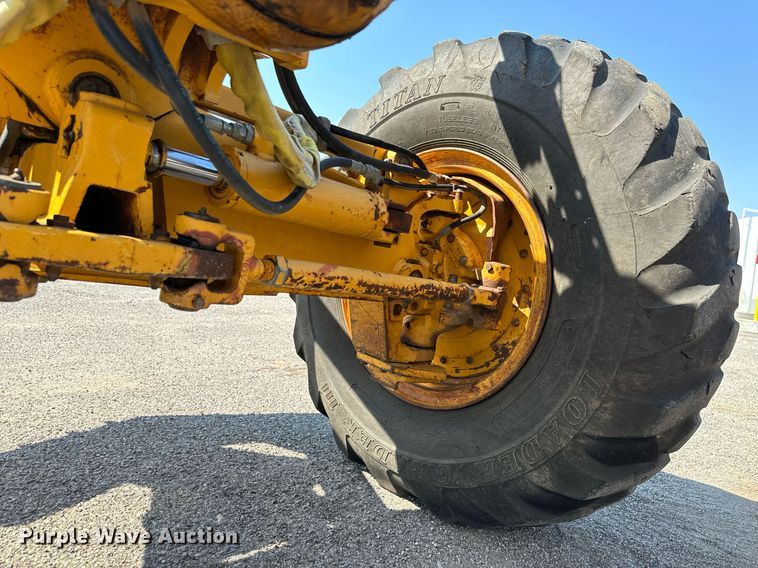 image for item DO1703 2001 John Deere  772CH motor grader