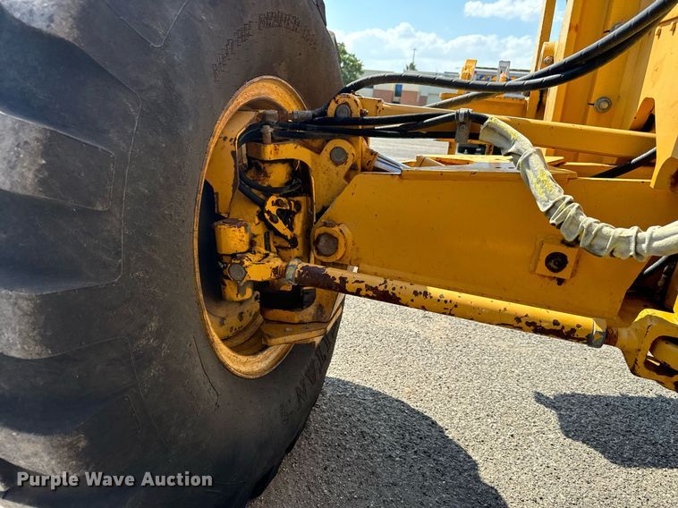 image for item DO1703 2001 John Deere  772CH motor grader