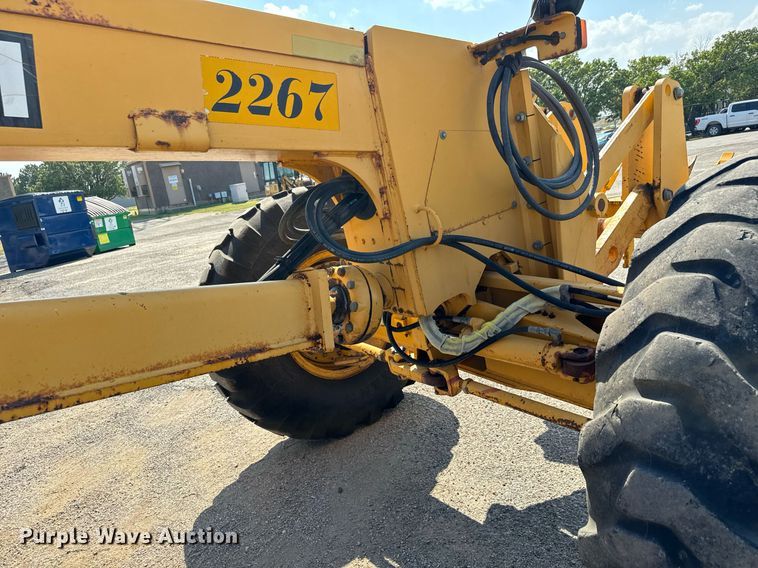 image for item DO1703 2001 John Deere  772CH motor grader