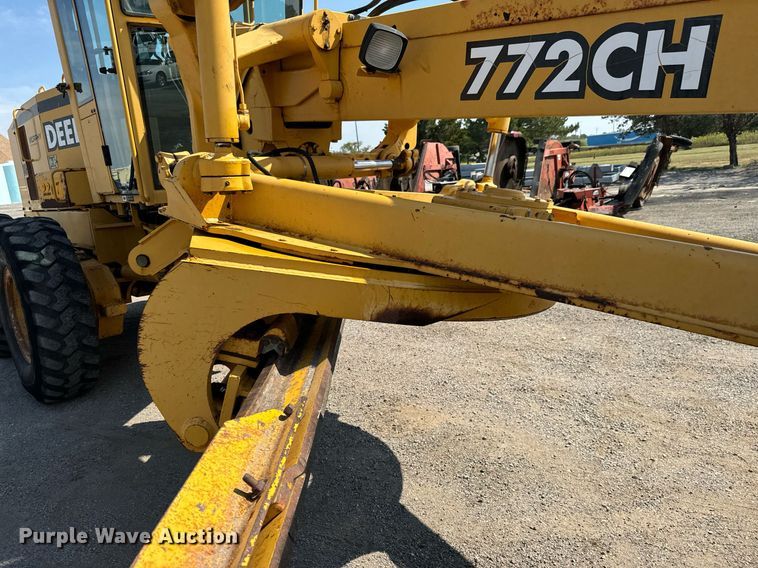 image for item DO1703 2001 John Deere  772CH motor grader
