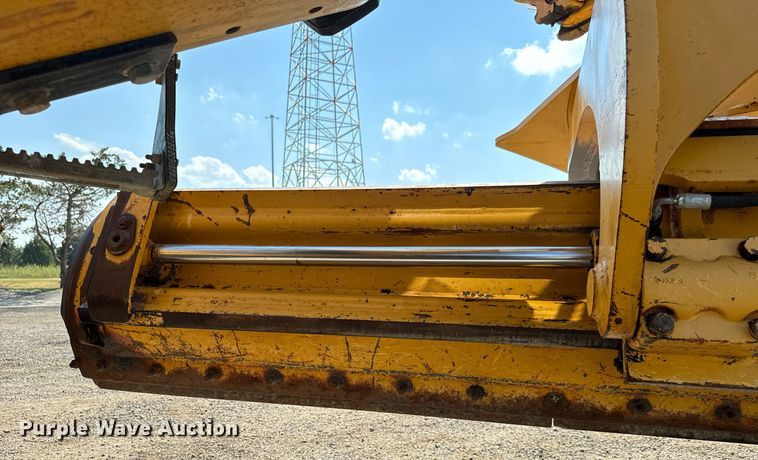 image for item DO1703 2001 John Deere  772CH motor grader