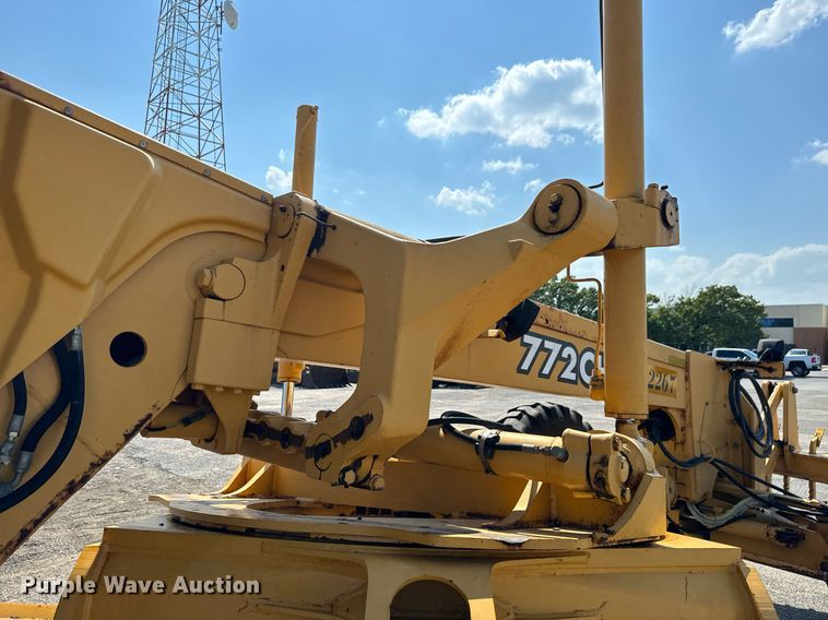 image for item DO1703 2001 John Deere  772CH motor grader