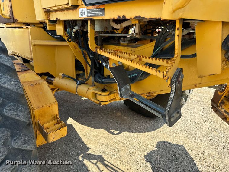 image for item DO1703 2001 John Deere  772CH motor grader