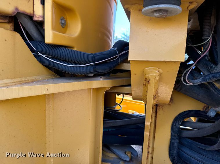 image for item DO1703 2001 John Deere  772CH motor grader