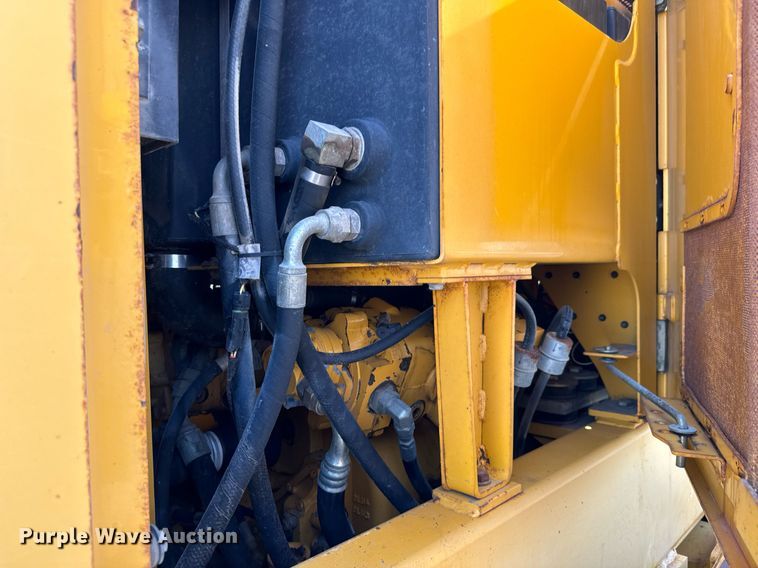 image for item DO1703 2001 John Deere  772CH motor grader