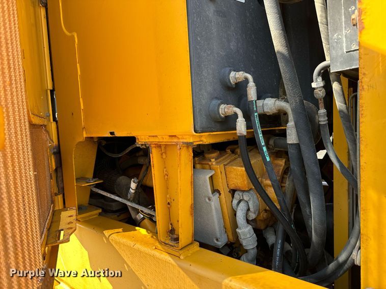 image for item DO1703 2001 John Deere  772CH motor grader