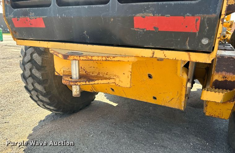 image for item DO1703 2001 John Deere  772CH motor grader