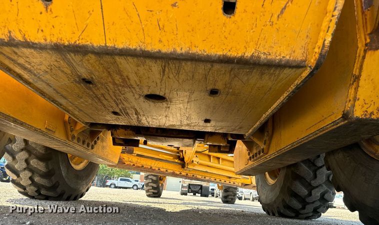 image for item DO1703 2001 John Deere  772CH motor grader