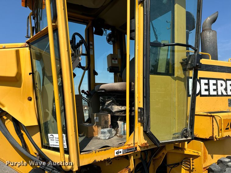 image for item DO1703 2001 John Deere  772CH motor grader