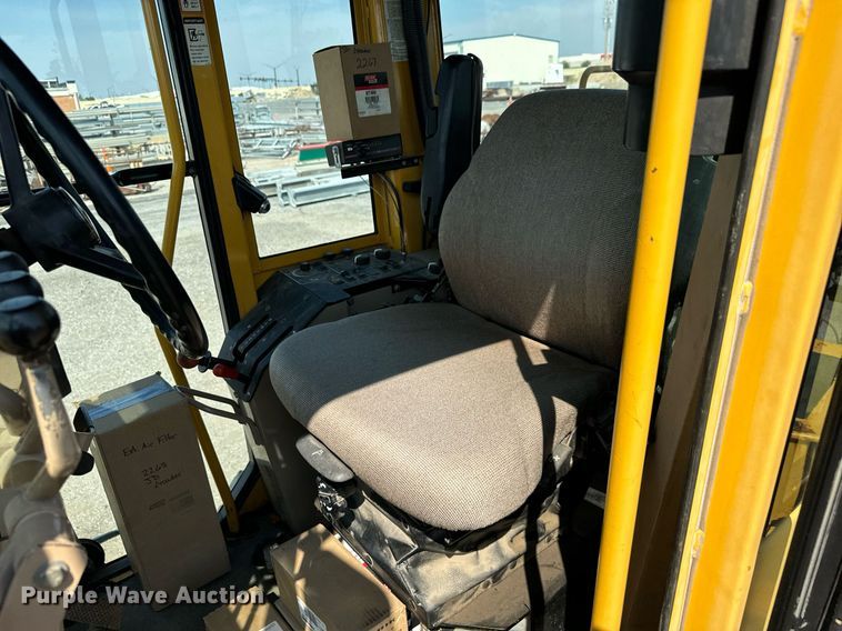 image for item DO1703 2001 John Deere  772CH motor grader