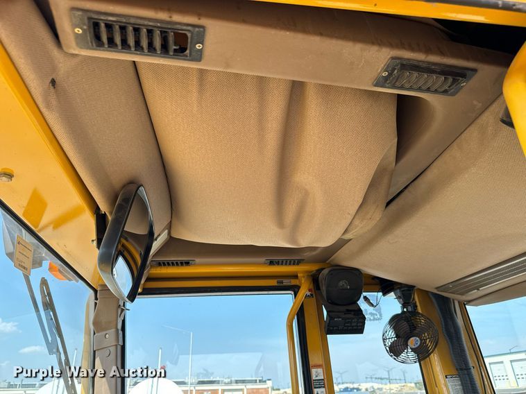 image for item DO1703 2001 John Deere  772CH motor grader