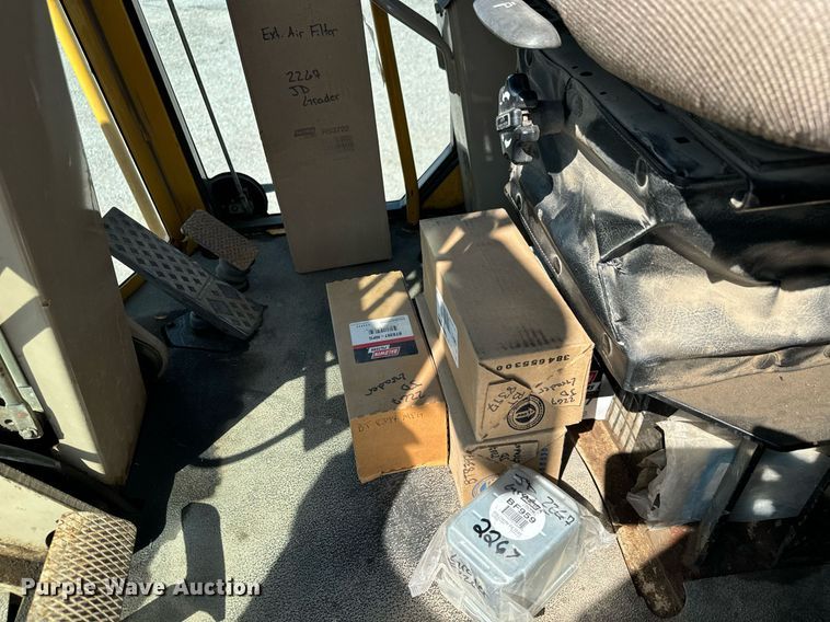 image for item DO1703 2001 John Deere  772CH motor grader