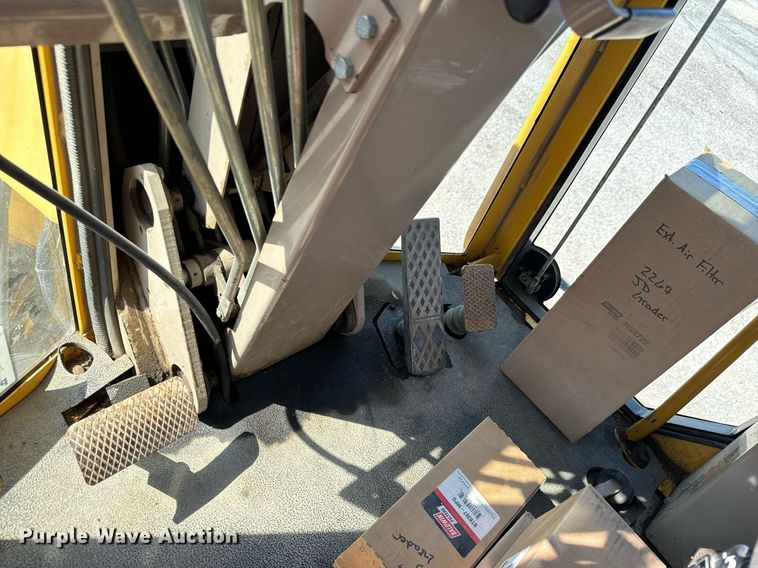 image for item DO1703 2001 John Deere  772CH motor grader