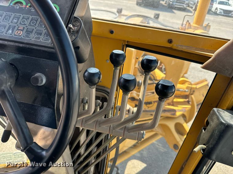 image for item DO1703 2001 John Deere  772CH motor grader