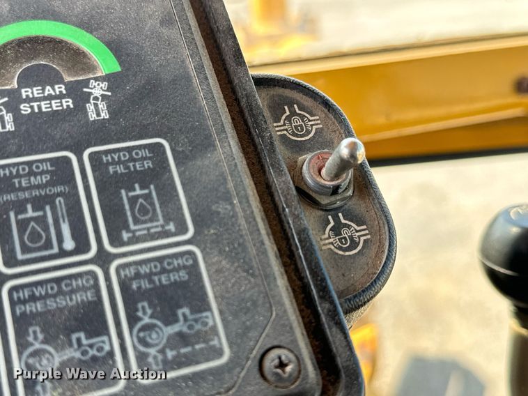 image for item DO1703 2001 John Deere  772CH motor grader