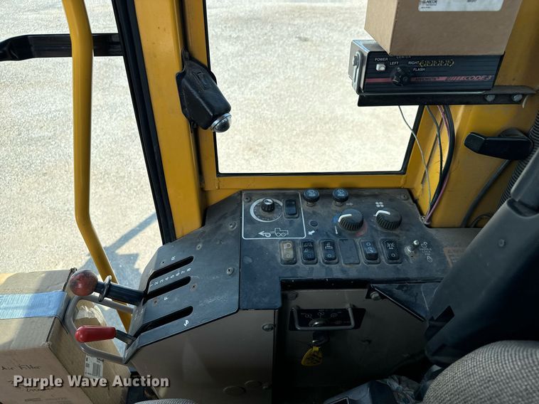 image for item DO1703 2001 John Deere  772CH motor grader