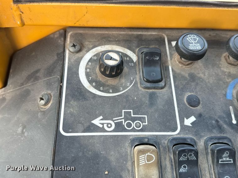 image for item DO1703 2001 John Deere  772CH motor grader