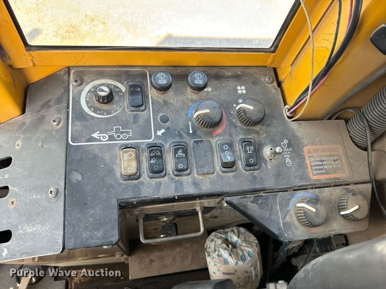 image for item DO1703 2001 John Deere  772CH motor grader