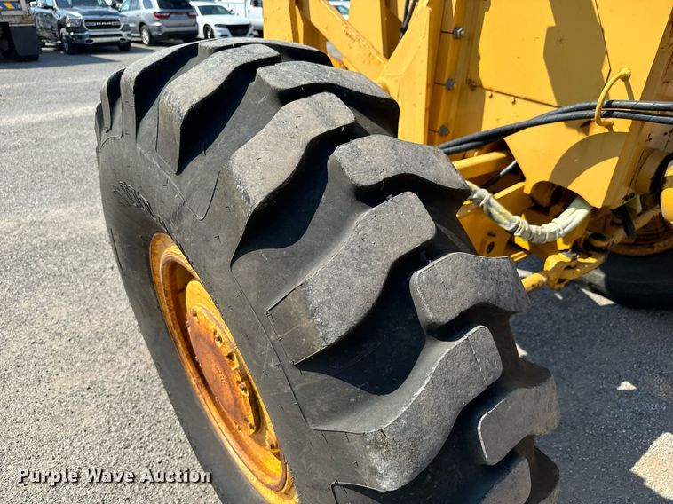 image for item DO1703 2001 John Deere  772CH motor grader