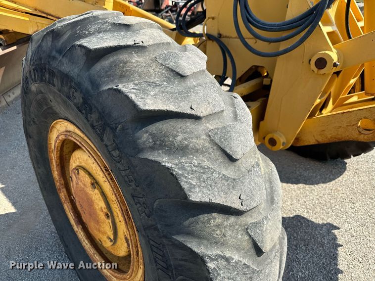 image for item DO1703 2001 John Deere  772CH motor grader