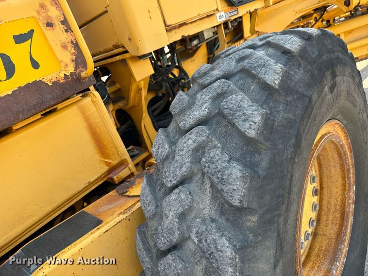 image for item DO1703 2001 John Deere  772CH motor grader