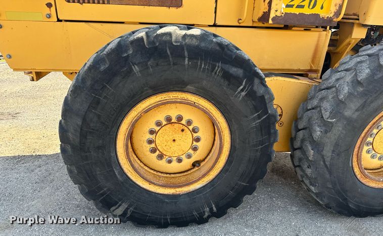 image for item DO1703 2001 John Deere  772CH motor grader