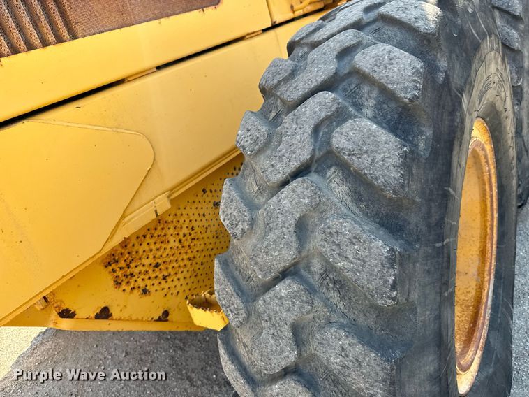 image for item DO1703 2001 John Deere  772CH motor grader