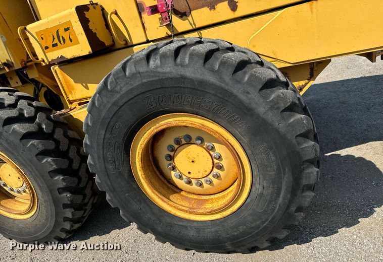 image for item DO1703 2001 John Deere  772CH motor grader