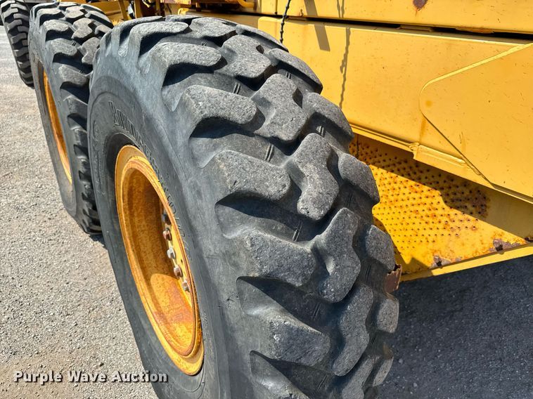 image for item DO1703 2001 John Deere  772CH motor grader