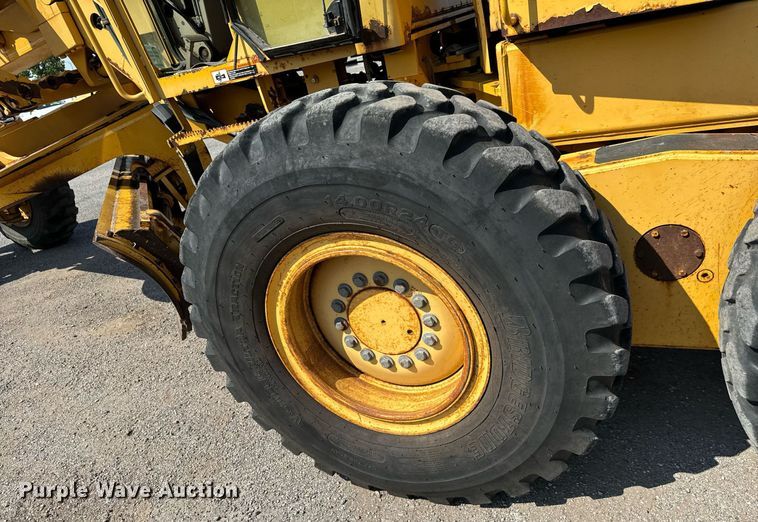 image for item DO1703 2001 John Deere  772CH motor grader