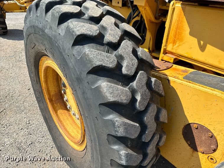 image for item DO1703 2001 John Deere  772CH motor grader