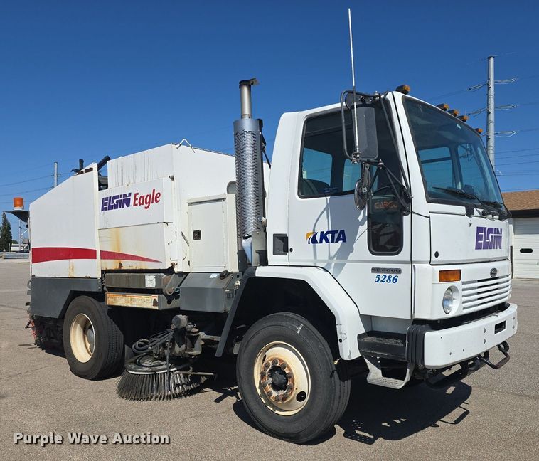 image for item DQ4578 2002 Elgin Eagle SC8000 street sweeper truck
