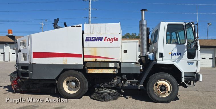 image for item DQ4578 2002 Elgin Eagle SC8000 street sweeper truck