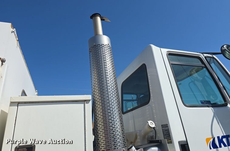 image for item DQ4578 2002 Elgin Eagle SC8000 street sweeper truck