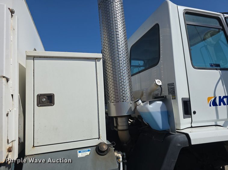 image for item DQ4578 2002 Elgin Eagle SC8000 street sweeper truck