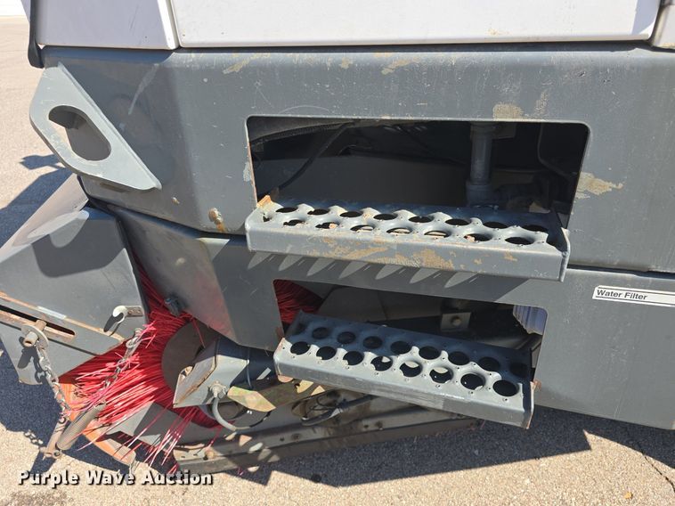 image for item DQ4578 2002 Elgin Eagle SC8000 street sweeper truck