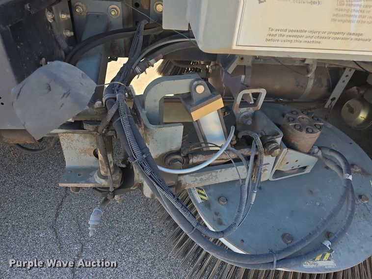 image for item DQ4578 2002 Elgin Eagle SC8000 street sweeper truck