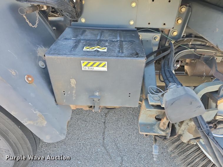 image for item DQ4578 2002 Elgin Eagle SC8000 street sweeper truck