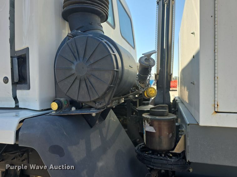 image for item DQ4578 2002 Elgin Eagle SC8000 street sweeper truck