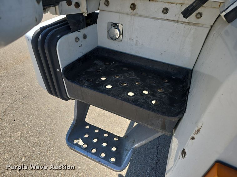 image for item DQ4578 2002 Elgin Eagle SC8000 street sweeper truck