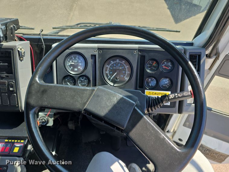 image for item DQ4578 2002 Elgin Eagle SC8000 street sweeper truck